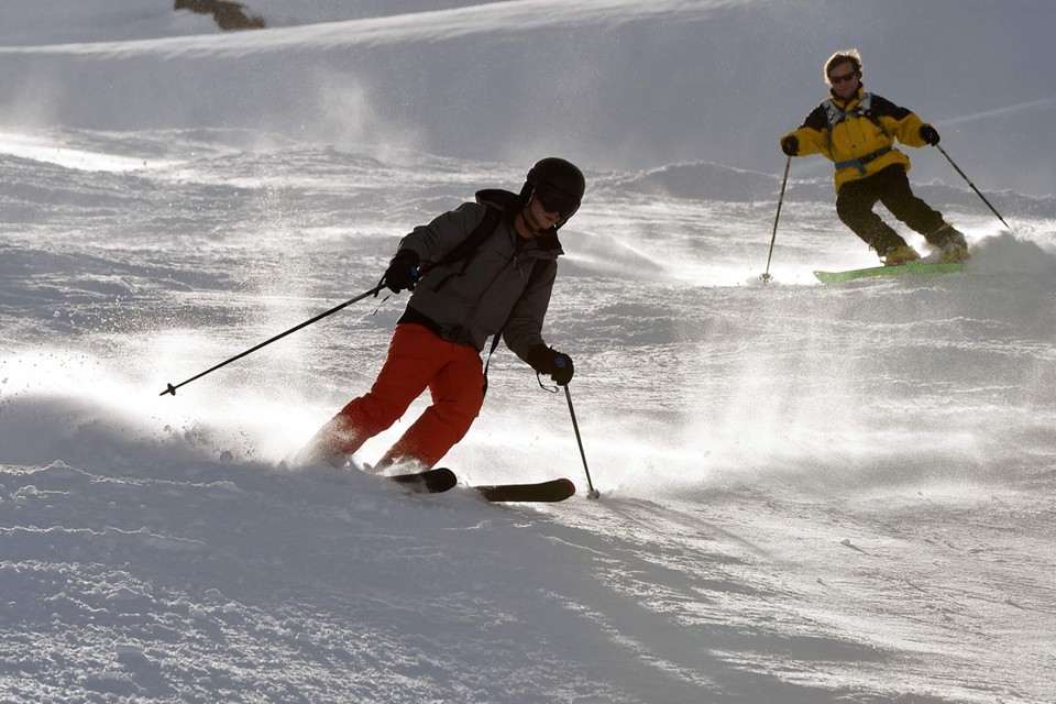 Лыжники остановились. Соскальзывание на лыжах. Боковое соскальзывание на лыжах. Скольжение в лыжном спорте. Лыжи боком.