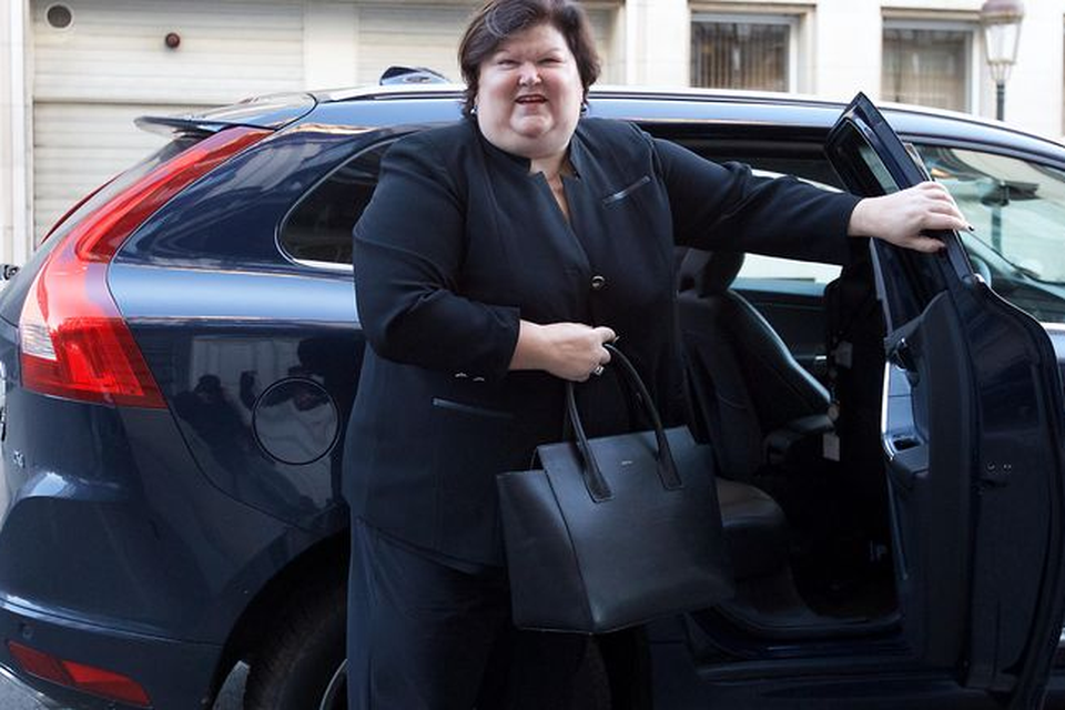 Maggie De Block rijdt sinds donderdag weer zelf. Ze heeft geen auto met chauffeur meer.