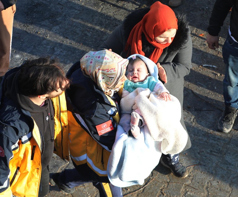 Na 29 uur kon een moeder met haar baby van onder het puin gehaald worden in Hatay.