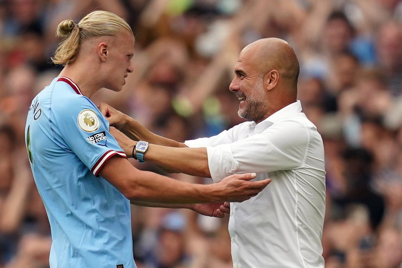 KIJK. De peperdure rugzak, de tranen, zijn meevierende vriendin en een  sigaar: zo beleefde Erling Haaland de finale en het feest achteraf, Champions League