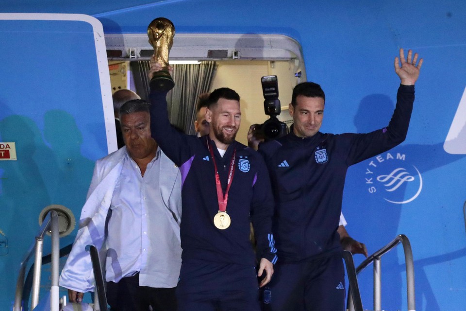 De Argentijnse bondscoach Lionel Scaloni, hier rechts naast Messi, wordt ook verwacht op de match waar Evenepoel de aftrap geeft. 