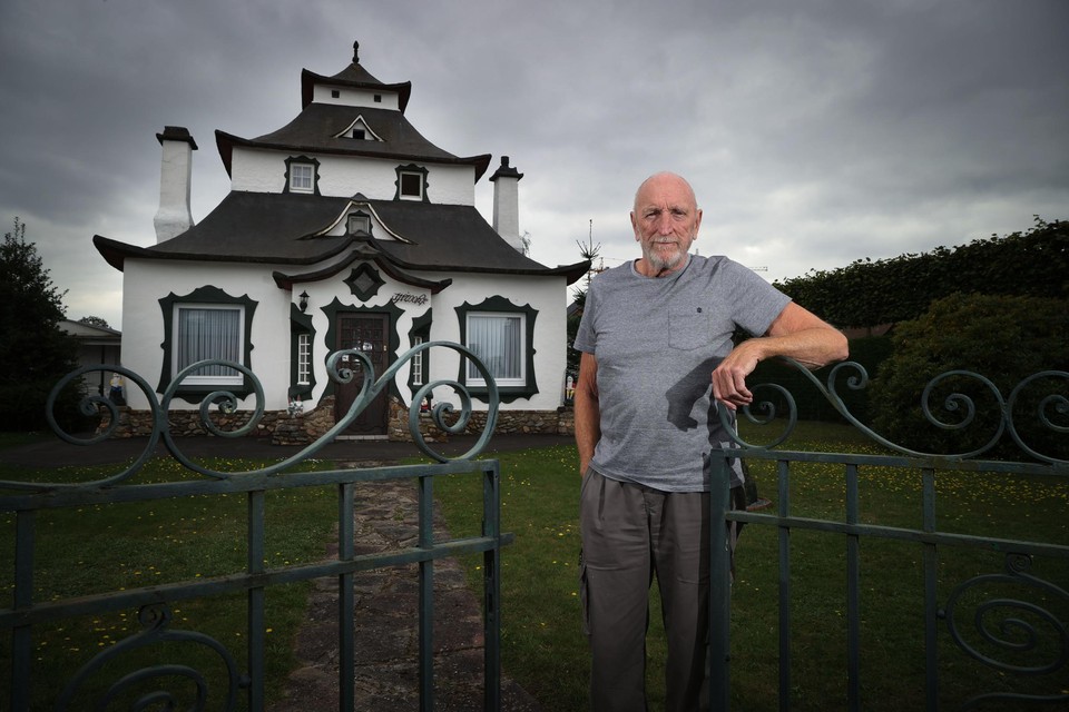 Paul Vanbrabant (69), eigenaar-bewoner van de opvallende Zonhovense woning laat het niet aan zijn hart komen: “Mijn vrouw en ik wonen hier na bijna 30 jaar nog altijd even graag.” 