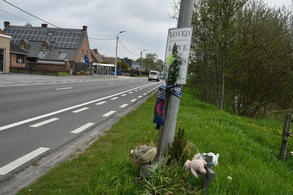 Bij het overlijden van Maarten Decat  in 2018 werden er naast de steenweg enkele knuffels en andere memorabilia neergelegd