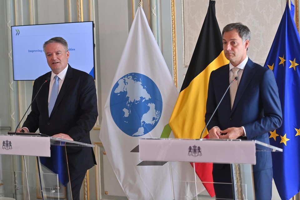 Secretaris-generaal Mathias Cormann van de OESA (links) en premier Alexander De Croo (rechts) bij de voorstelling van het rapport. 