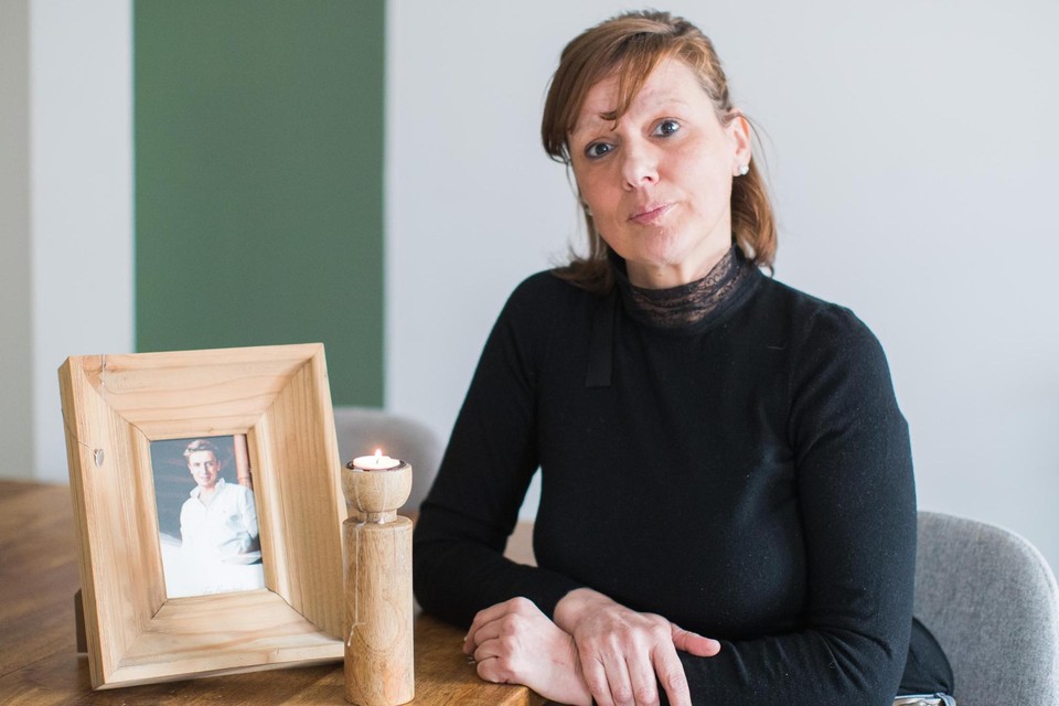 Mama Patricia in 2021 met een foto van Jens Hamerlinck. Op 20 juli 2019 overleed Jens bij een tragisch verkeersongeval op terugweg van de Gentse Feesten.