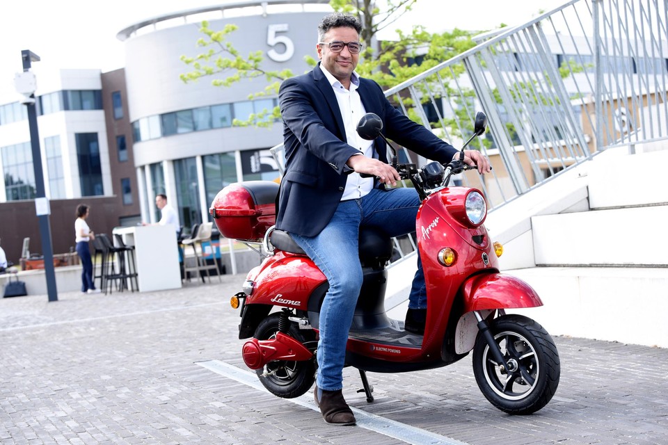 Oprichter Erdal Arslan van Velektro met de ‘Limburgse’ e-scooter Leone. 