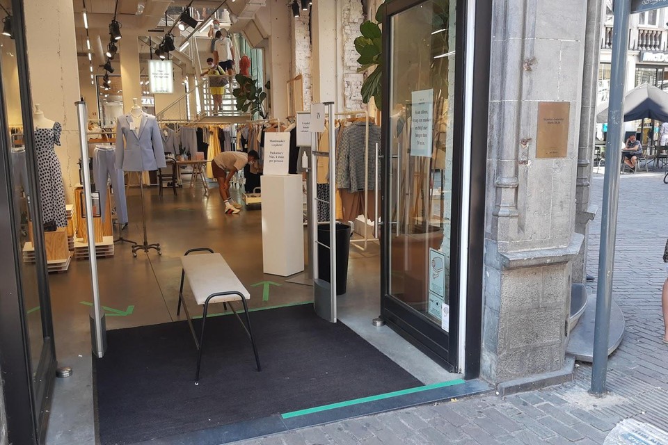 Het Milieufront probeert de Stad Gent aan te zetten om winkels te verplichten hun deuren te sluiten, als de airco aanstaat. 