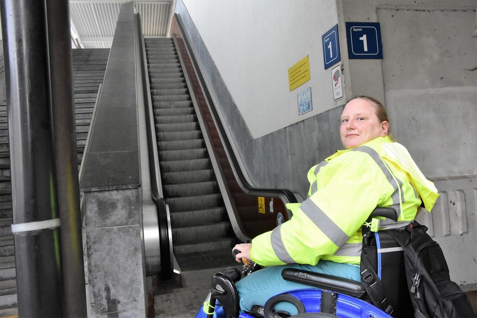 Karen Oberfeld woont aan de achterkant van het station in Harelbeke, maar kan daar de trein niet nemen omdat ze met haar rolstoel niet tot op het perron geraakt. 