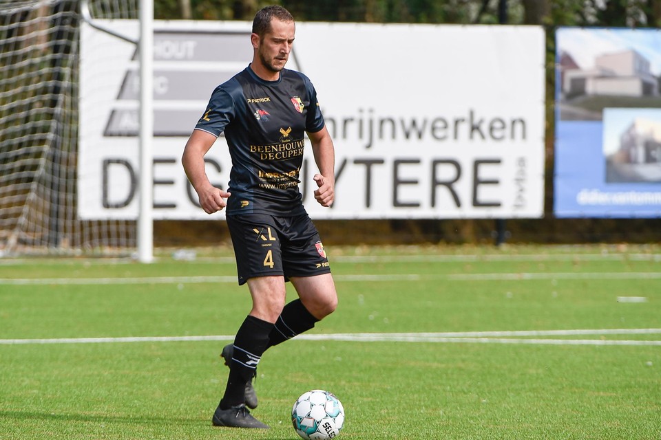 Jonas D'Hellem is aan zijn laatste minuten als voetballer bezig.