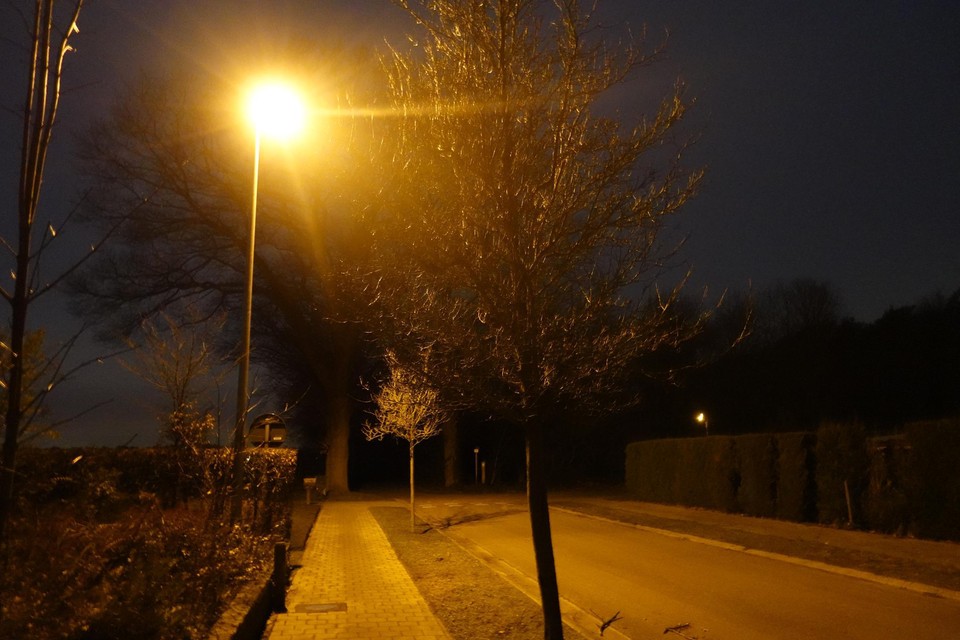 Door de straatverlichting te dimmen, bespaart de gemeente jaarlijks 100.000 euro. 