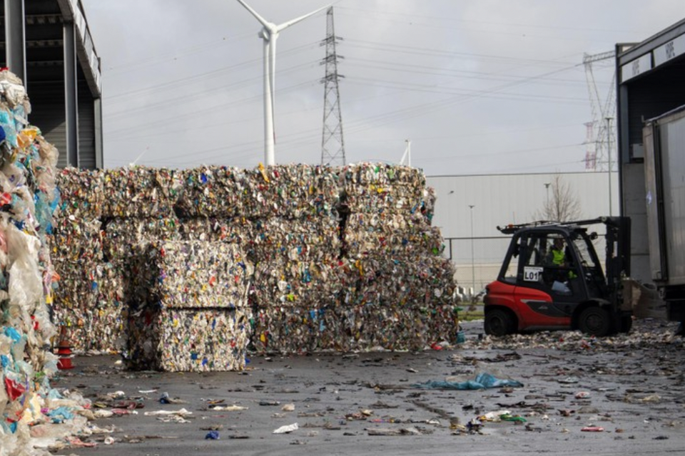 Fatal accident at waste processing company: Worker is hit by forklift truck and dies (Evergem)