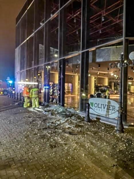 The fire brigade arrived at night to perform the first papers.
