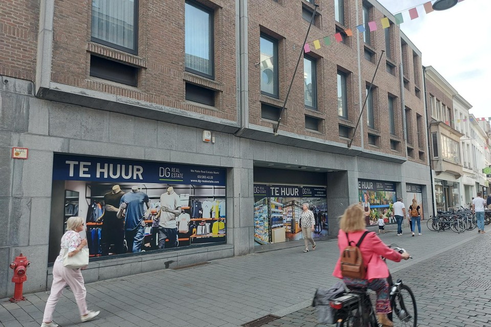 Het C&amp;A-gebouw in de Antwerpsestraat in Lier.
