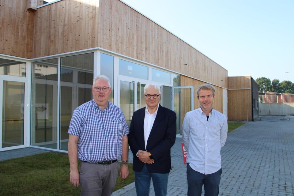 Schepenen William De Boeck en Philip Roosen, hier met directeur Wim Meert van CC Strombeek, zijn blij dat Den Douwe de deuren kan openen.