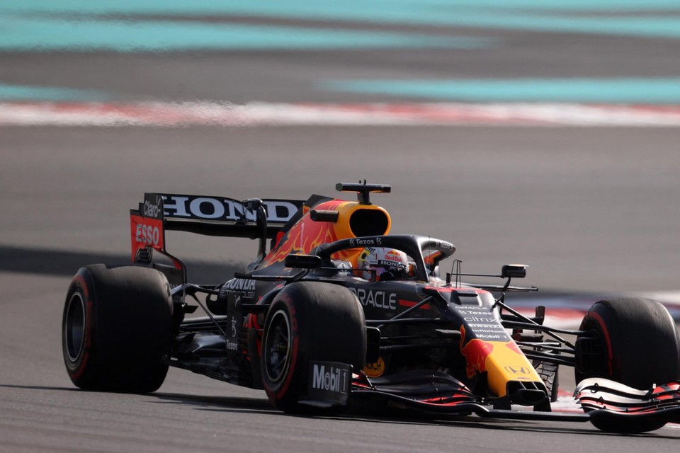 over het algemeen Onaangenaam voor de hand liggend Max Verstappen begint erg sterk aan seizoensfinale in Abu Dhabi met toptijd  in eerste vrije training, Hamilton derde | Het Nieuwsblad Mobile