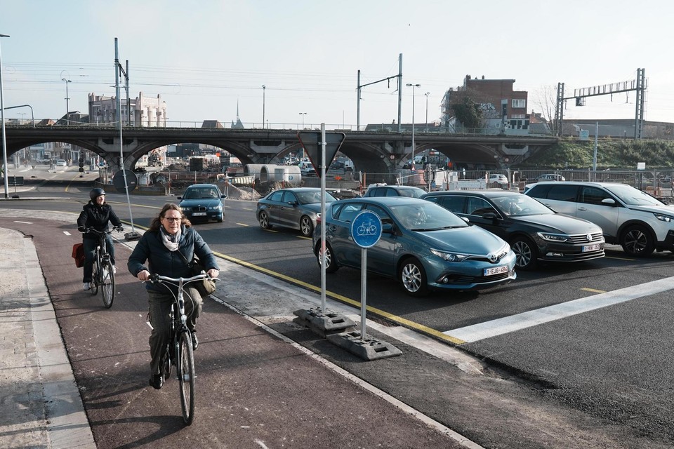 Vers asfalt en een nieuw fietspad: de Dampoort is donderdag een nieuwe fase ingegaan. 