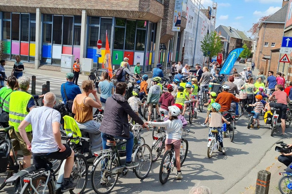 Tijdens een actie voor veiliger fietsroutes hield de Fietsersbond in april ook halt op de Herenthoutseweg. Daar wil de stad fietssuggestriestroken aanbrengen. 