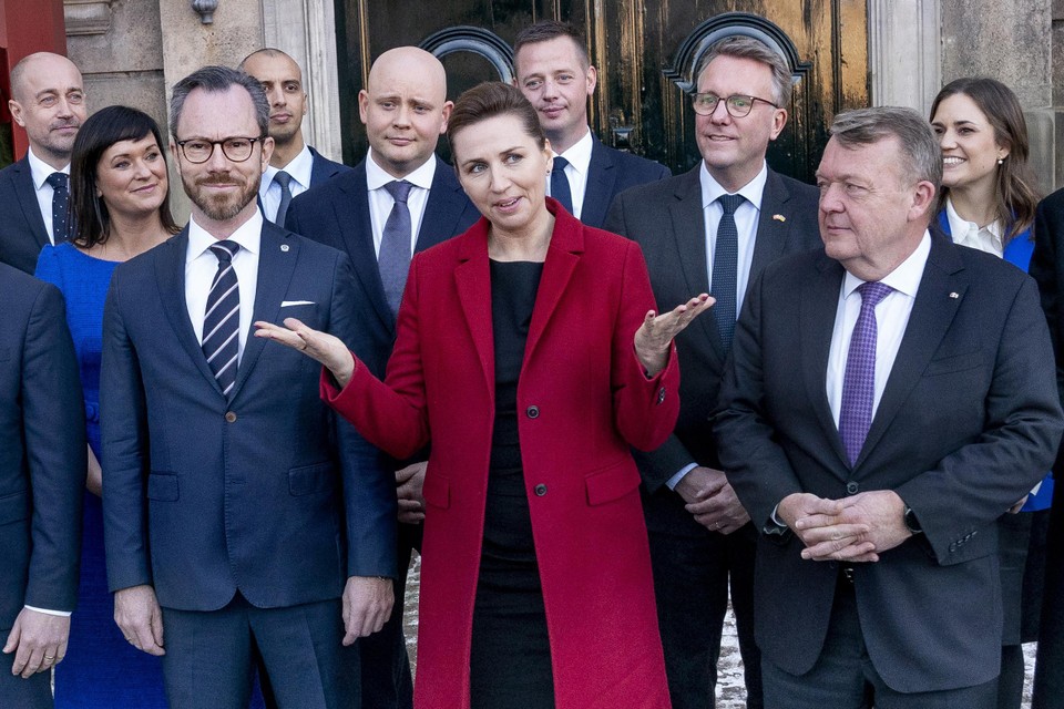 Sociaaldemocrate Mette Frederiksen (midden) blijft ook premier van deze nieuwe regering  
