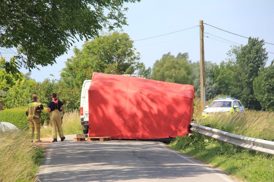Motorcyclist dies after he loses balance and ends up under van (Diksmuide)
