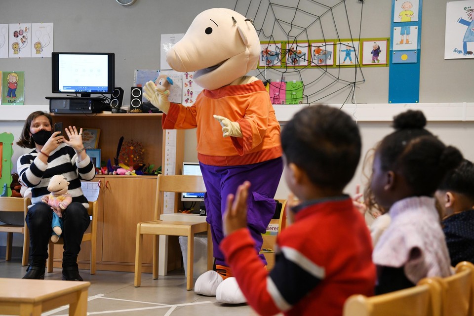 walgelijk merk Luidspreker Dag Jules! Kinderen van Sint-Ursula in Wilrijk verwelkomen hun favoriete  klaspop (Wilrijk) | Het Nieuwsblad Mobile