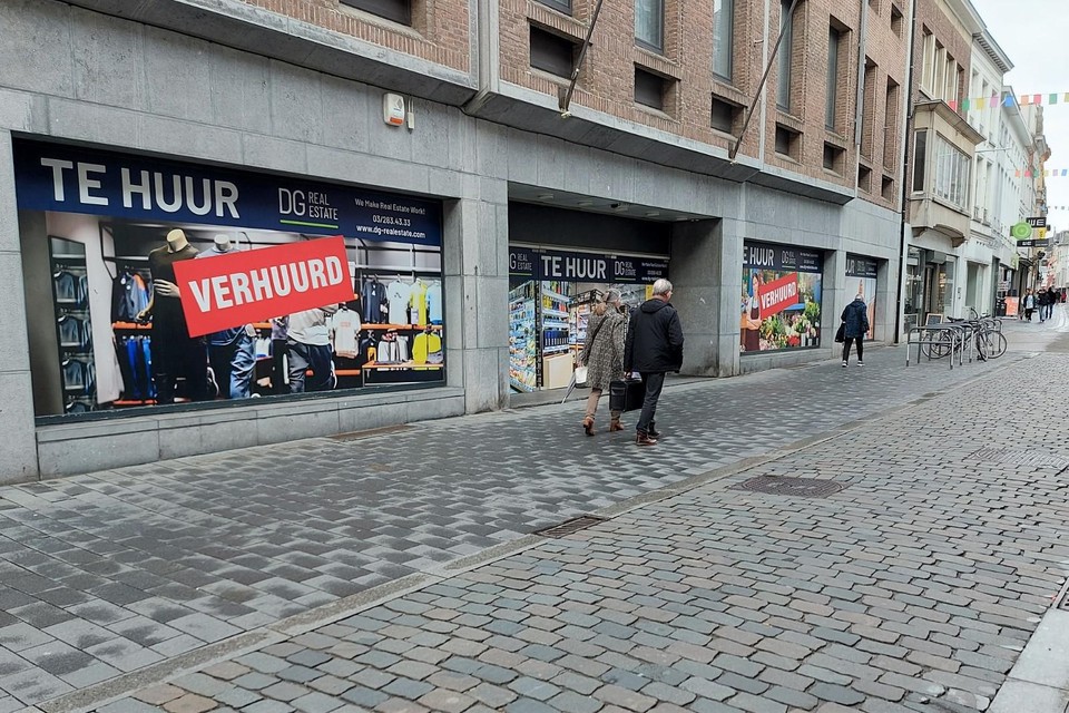 Volgens de stickers op de etalage is de C&amp;A-winkel verhuurd.
