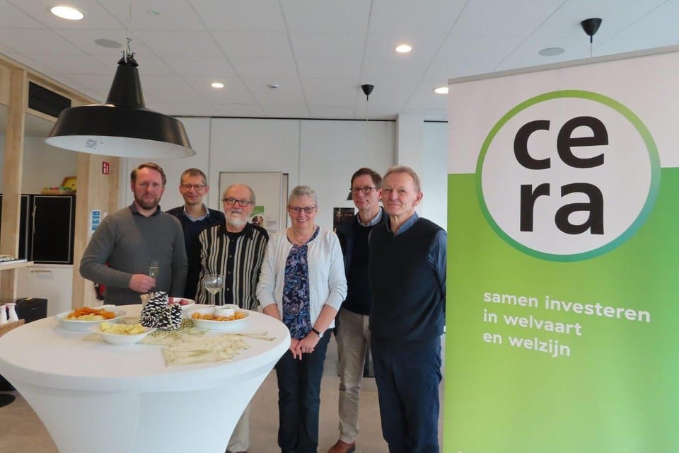 De fotowedstrijd levert de winnaars eeuwige roem op. Op de foto van links naar rechts Filip Leterme, Koen Blomme (peter van het project namens Cera), Rik Demeulemeester, Tania Detrez, Mark Desaver (voorzitter regionale adviesraad Cera) en Christian Vanloocke.