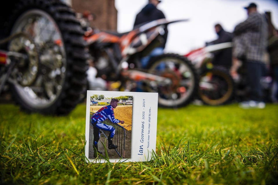 Het gedachtenisprentje van Ian Goormans tijdens zijn uitvaartplechtigheid in Vorselaar. Het verkeersslachtoffer was een fervent motorcrosser.  