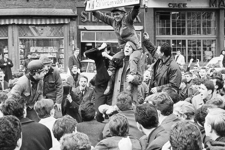 Mijnwerkers protesteren tegen de sluiting van Zwartenberg (archiefbeeld 1966). 