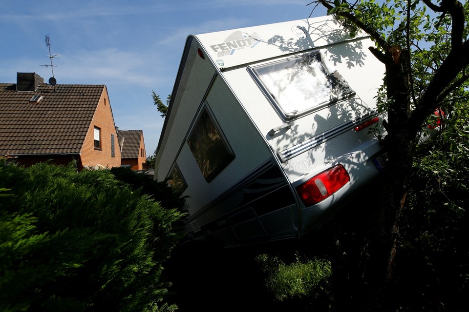 buiten gebruik karakter Verkoper Caravan eindigt in tuin na tornado | Het Nieuwsblad Mobile