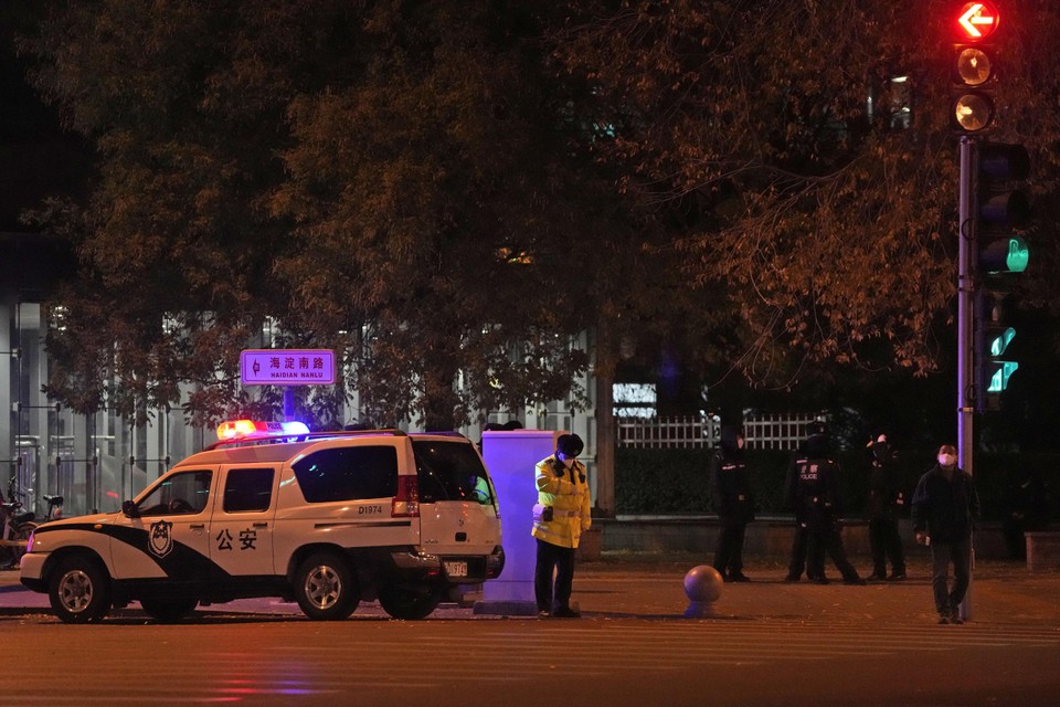 De politie was nadrukkelijk aanwezig in Peking maandagavond. 