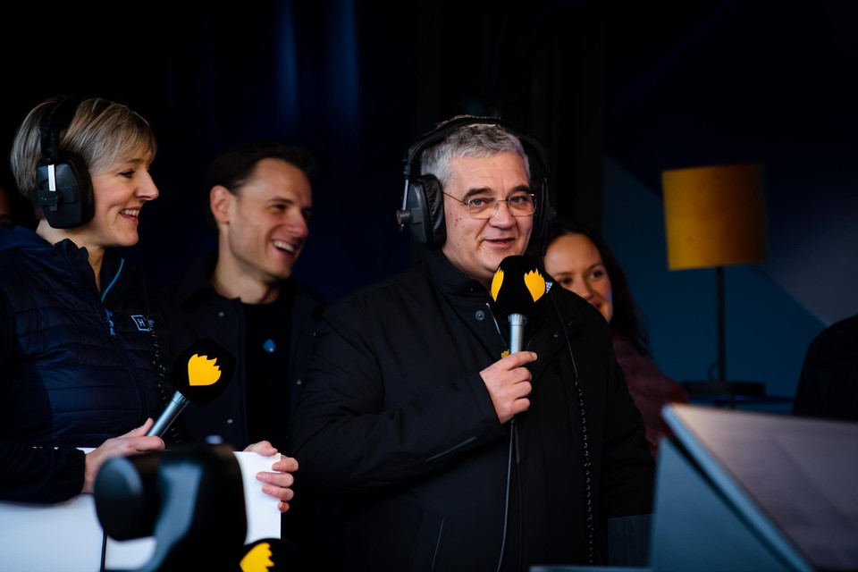 Burgemeester ging Steven Vandeput ging een cheque van de Stad Hasselt overhandigen. 
