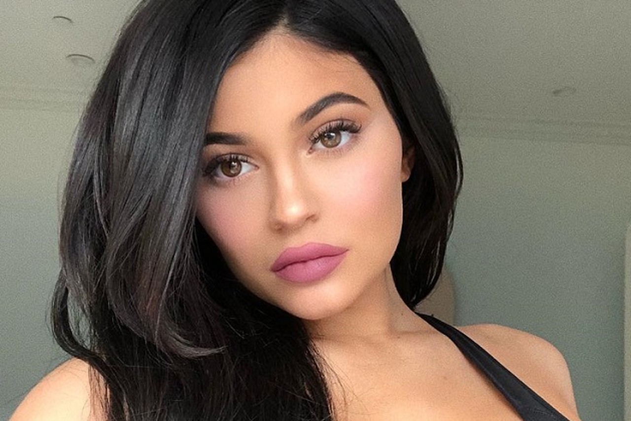 Amper zeven weken na haar bevalling pronkt Kylie Jenner al met platte buik