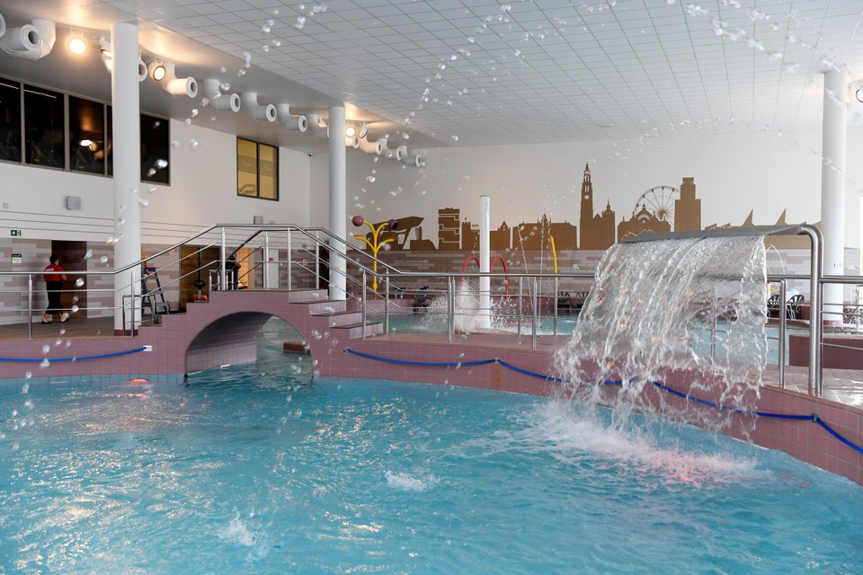 De skyline van Antwerpen pronkt op de muur van het waterpretpark.