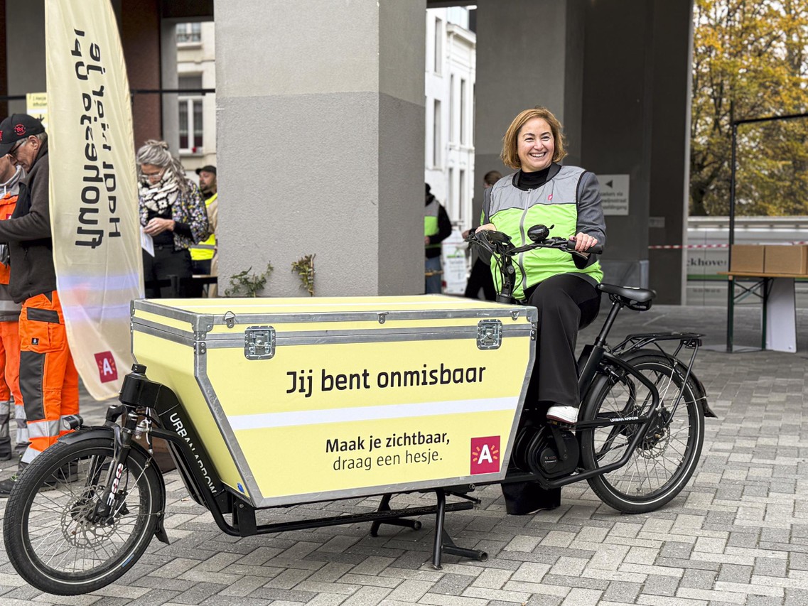 Stad Deelt Nu Ook (verplichte) Fluohesjes Uit Aan Stadspersoneel Voor ...