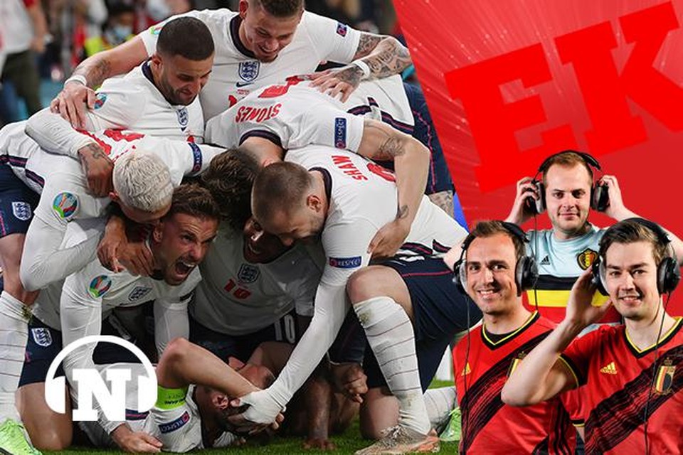 Kane wordt bedolven onder zijn ploegmakkers. Als je het bij Engeland iemand gunt, dan is het de spelersgroep wel.