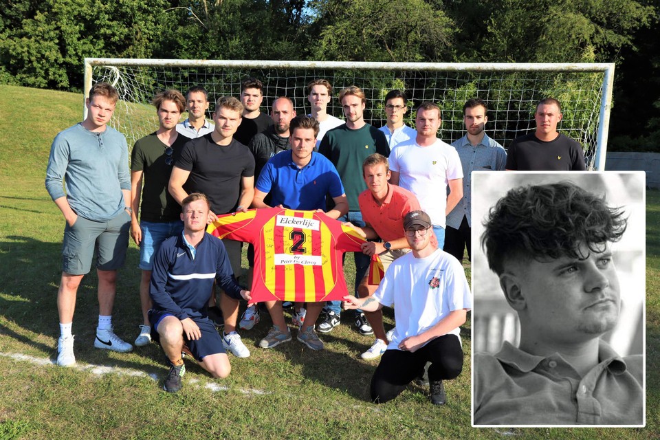 Seppes voetbalvrienden eerden hun overleden kameraad met een gesigneerd voetbaltruitje, dat ze aan zijn ouders schonken. 