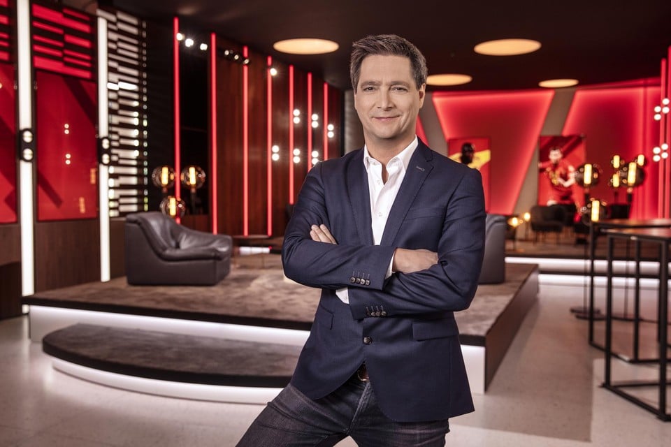 Stef Wauters lost Birgit Van Mol af als presentator van ‘De gouden schoen’.