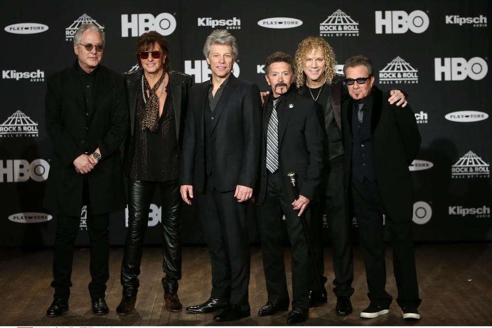 Bon Jovi quando sono stati inseriti nella Rock and Roll Hall of Fame nel 2018. Alec John Schech (quarto da sinistra)  