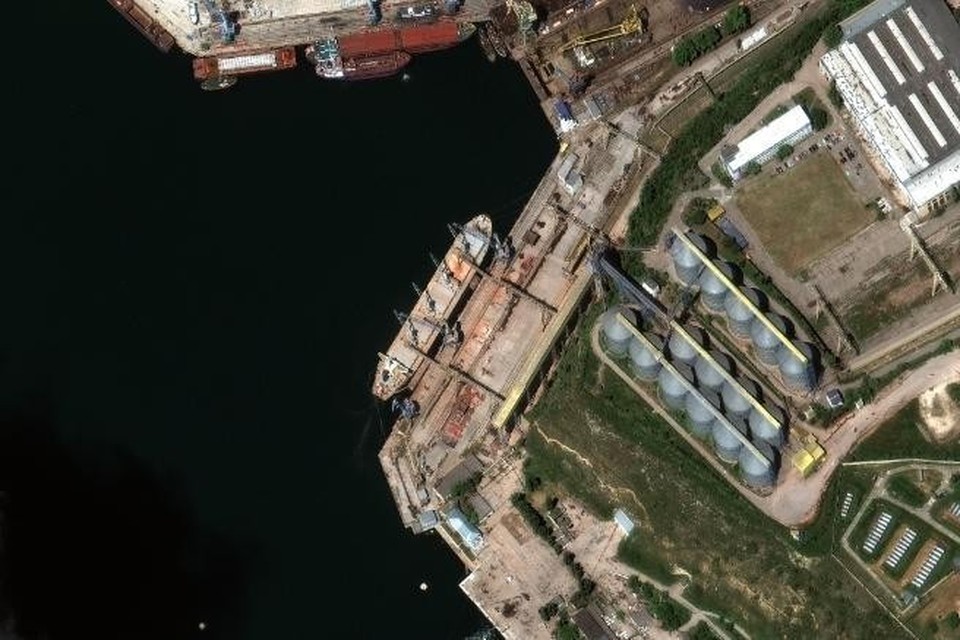 Het Russische schip Matros Pozynich wordt gevuld met graan 