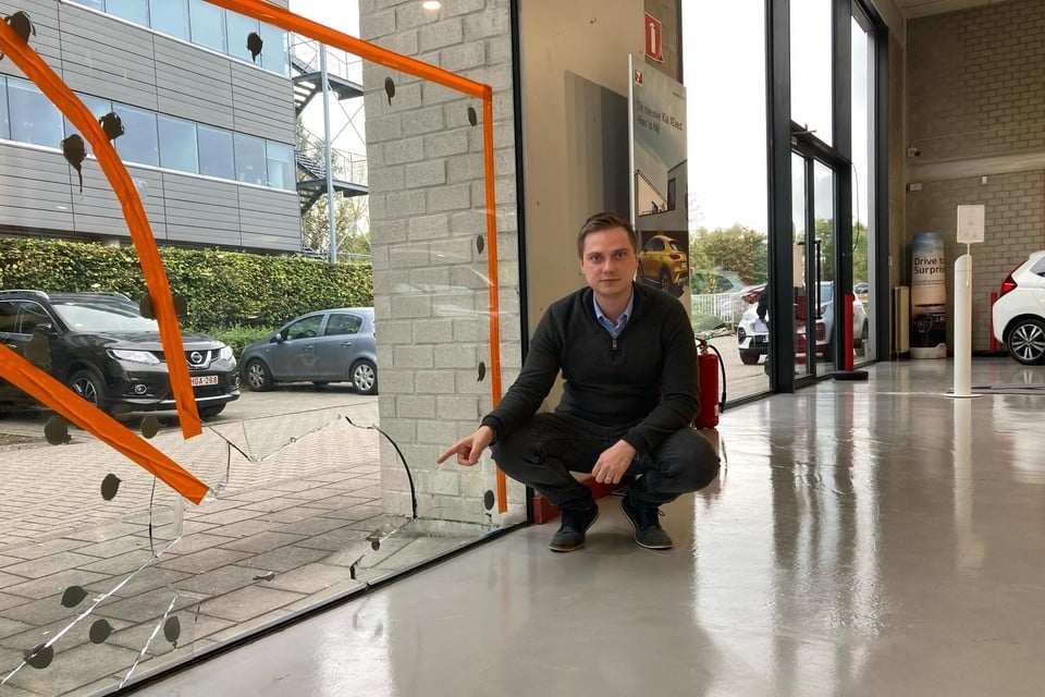 Zaakvoerder Gabriel Zahr bij het gat waarlangs de dief binnenkwam.