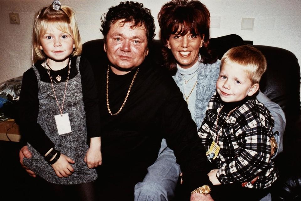 Het blijkt dat Rachel Hazes haar kinderen Roxeanne en André Jr. jarenlang heeft voorgelogen over de erfenis van hun vader André