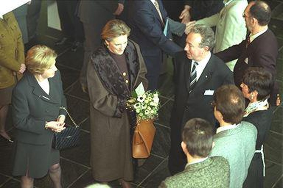 Felix Porters (r.) ontvangt prinses Astrid tijdens haar bezoek aan Het Belang van Limburg in 1998. Links wijlen mevrouw Tony Baert.  
