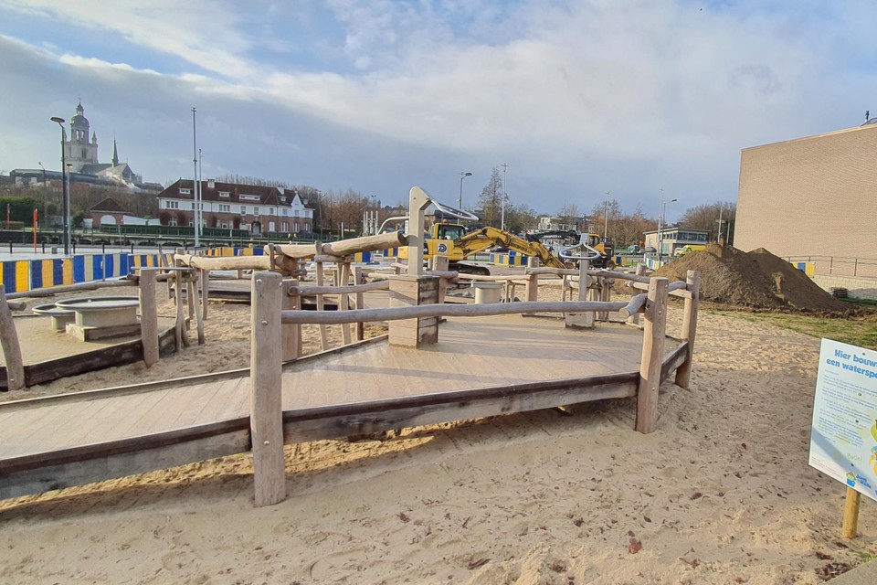 De werken aan de waterspeeltuin zijn gestart.