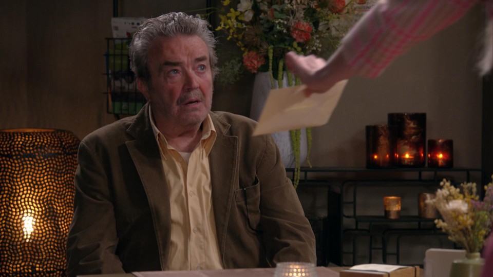 Leo krijgt een brief van Marianne.