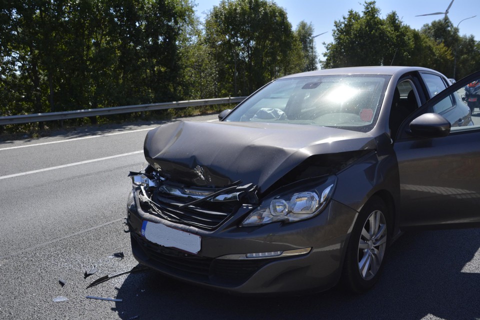 De voorkant van de 32-jarige vrouw haar voertuig liep serieuze schade op na de aanrijding.  