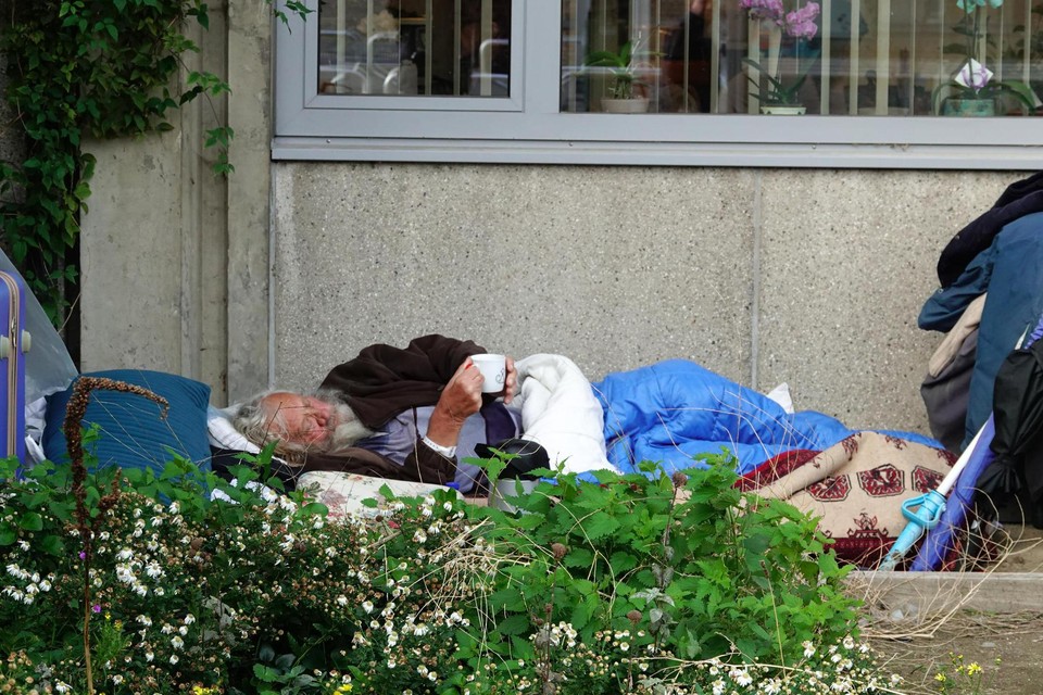 De 73-jarige Wieslaw, in zijn slaapzak op straat in de Bloemekenswijk. 