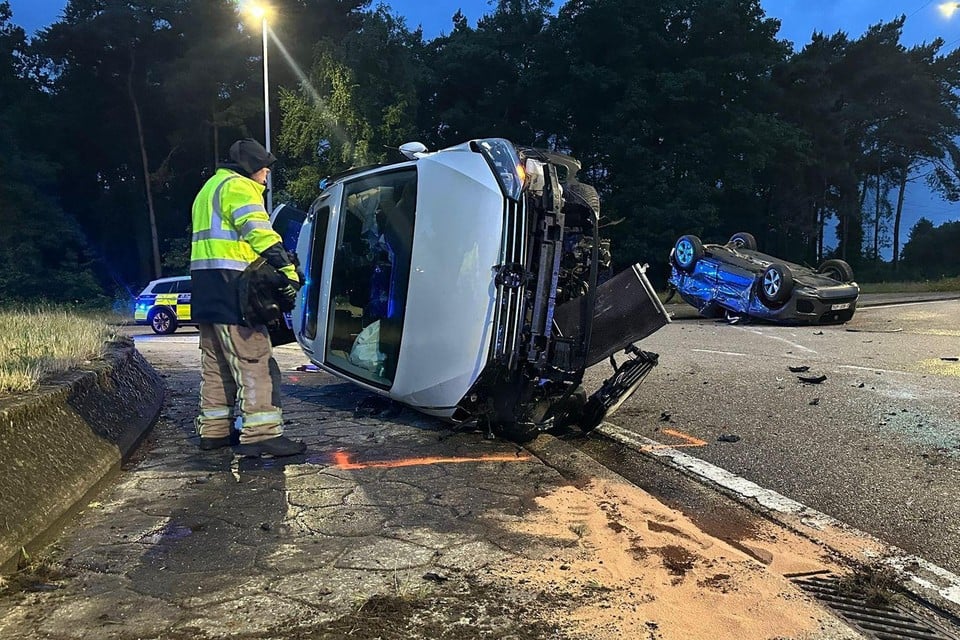 Minors without a driver’s license appoint havoc: fire brigade must free occupants from cars (Genk)