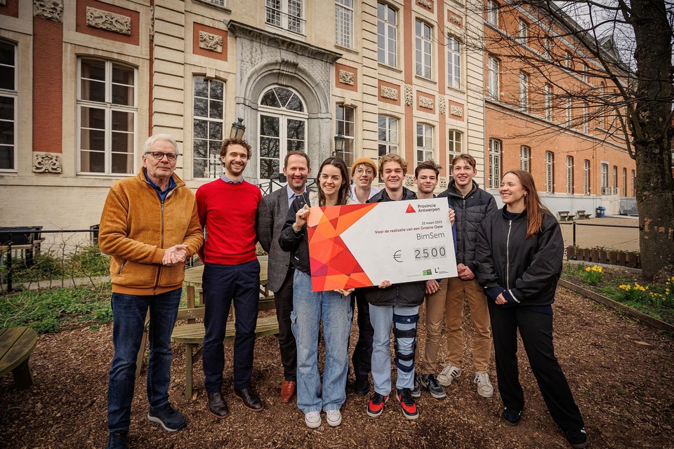 De school ontving een cheque van 2.500 euro voor het project Groene Oase van de provincie.