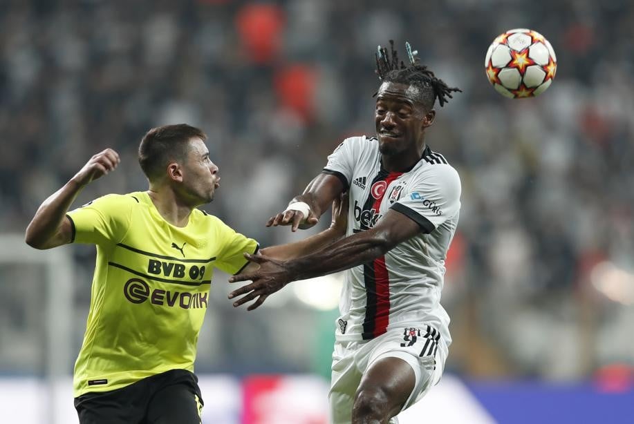 Batshuayi in duel met Guerreiro.