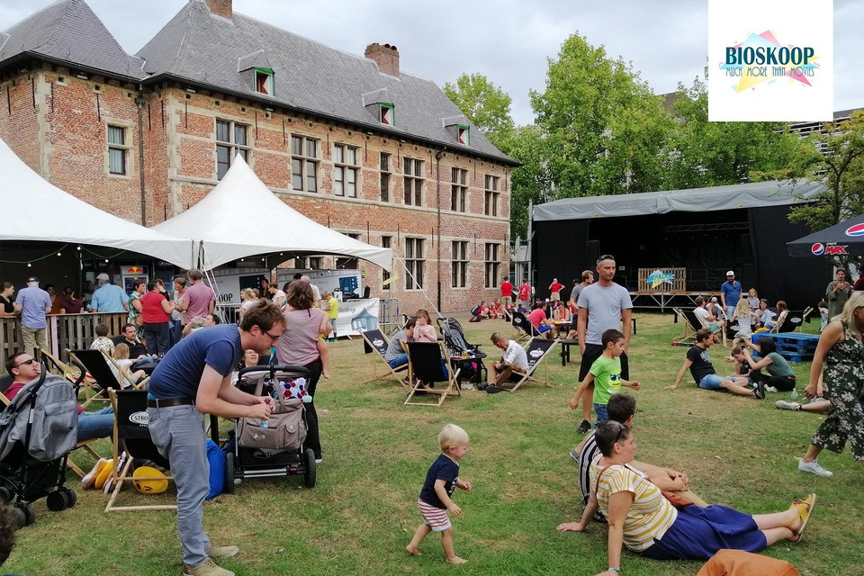 In 2019 was er ook een openluchtcinema in Sint-Niklaas. Mensen keken vanuit het gras naar de film. 